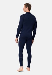 Navyblauw thermisch basislaag set met lange mouwen en aansluitende benen, met een geribde textuur en een klein logodetail op het rechterbeen.