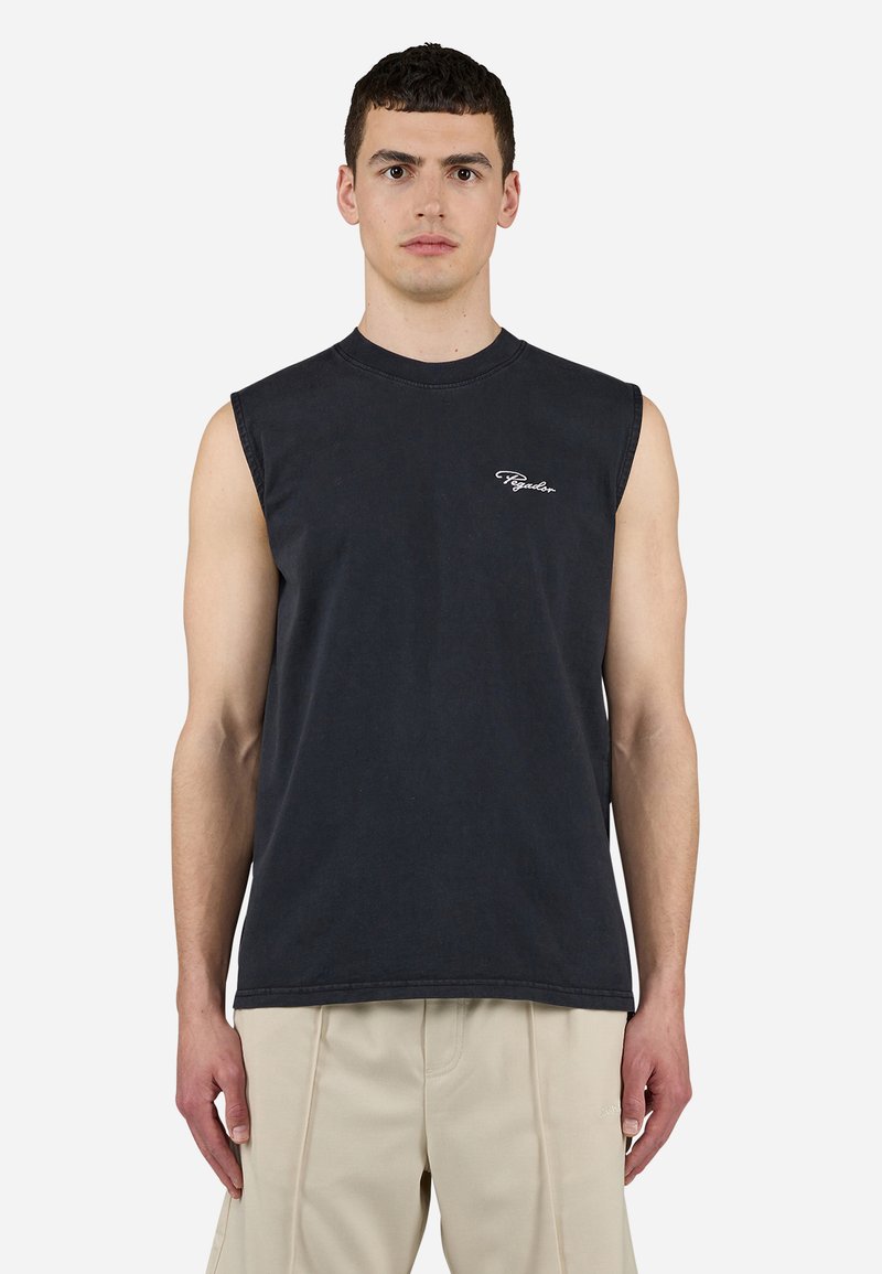 Camiseta de algodón sin mangas negra con cuello redondo, que presenta un bordado de logo blanco en el pecho izquierdo. Diseño sencillo y de corte recto.