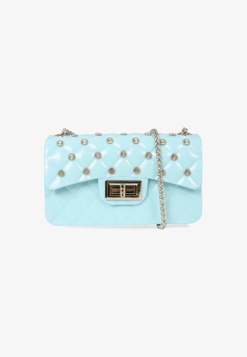 Sac à main matelassé bleu clair avec des clous en argent embellis, une fermeture à rabat et une chaîne en argent. Fabriqué en matériau brillant.