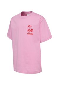 Rosa bomullströja med rund halsringning, med röda körsbärs- och logografik på bröstet. Avslappnad passform och korta ärmar.