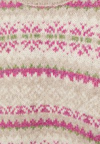 Pletený svetr s světle béžovým základem a růžovo-zelenými geometrickými vzory, měkká textura a kulatý výstřih.