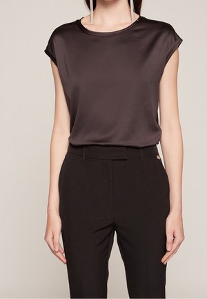 Czarny satynowy top z krótkimi rękawami, okrągłym dekoltem i gładką fakturą, zestawiony z czarnymi spodniami o wysokim stanie z detalami w postaci guzików.