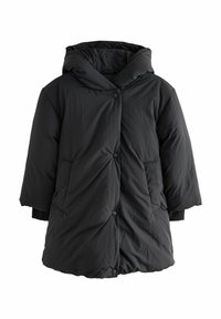 Piumino nero con cappuccio, dotato di chiusura a bottoni, due tasche laterali e un design trapuntato texturizzato. Maniche corte e vestibilità ampia.