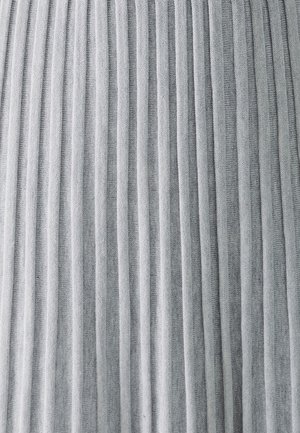 Tessuto grigio plissettato con strisce verticali distanziate uniformemente. La texture appare morbida e leggera, adatta per abbigliamento o tendaggi.