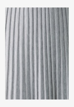 Pelēka pleated auduma ar vienmērīgi izvietotām vertikālām svītrām. Tekstūra izskatās maiga un viegla, piemērota apģērbiem vai aizkariem.