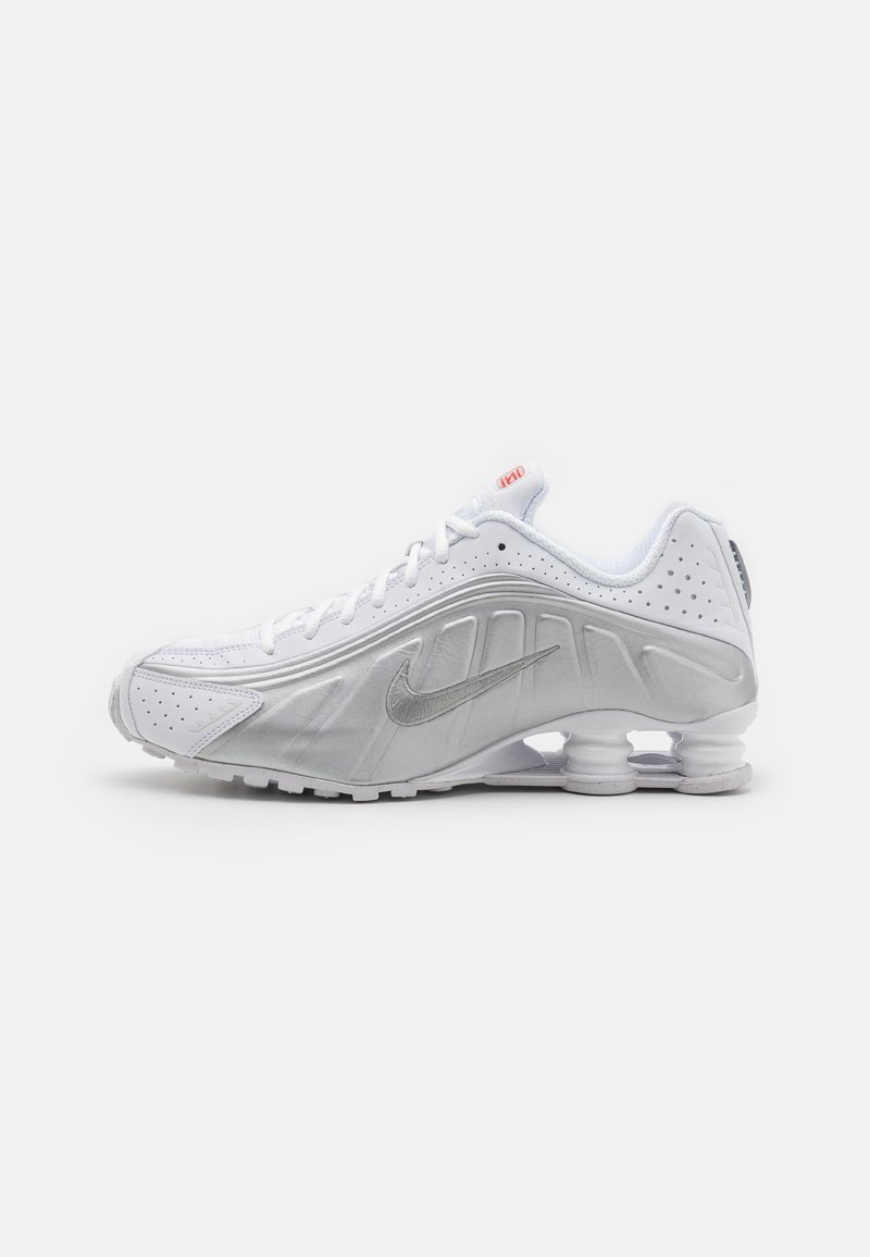 Nike Sportswear SHOX R4 UNISEX - Sneakers laag - white/metallic silver ...