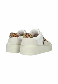 Valkoiset plattoonitennarit, joissa on beigen sävyistä mokkaa ja leopardikuvioiset yksityiskohdat kantapäässä ja sivuilla, näkymä takaa ja sivulta.