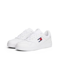 Hvide sneakers lavet af glat syntetisk læder, med en lavtop-design, rund tå, snørelukning og et logo-accent i rød, hvid og blå.