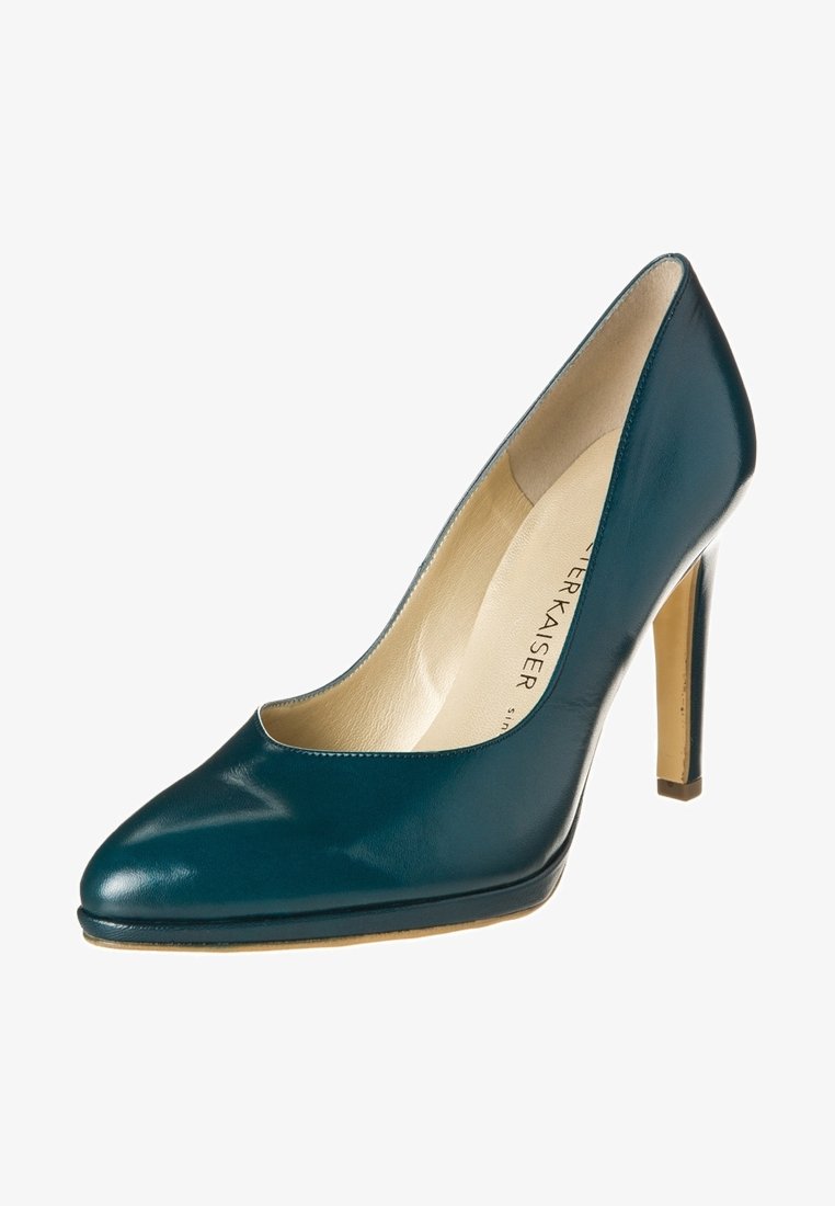 Escarpin en cuir bleu canard foncé à talon haut avec un bout pointu et une doublure intérieure beige sur fond blanc.