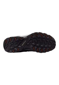 Suola di scarpa da escursionismo nera con motivi di battistrada profondi e aggressivi e accenti arancioni. Realizzata in materiale gommoso resistente per trazione e stabilità.