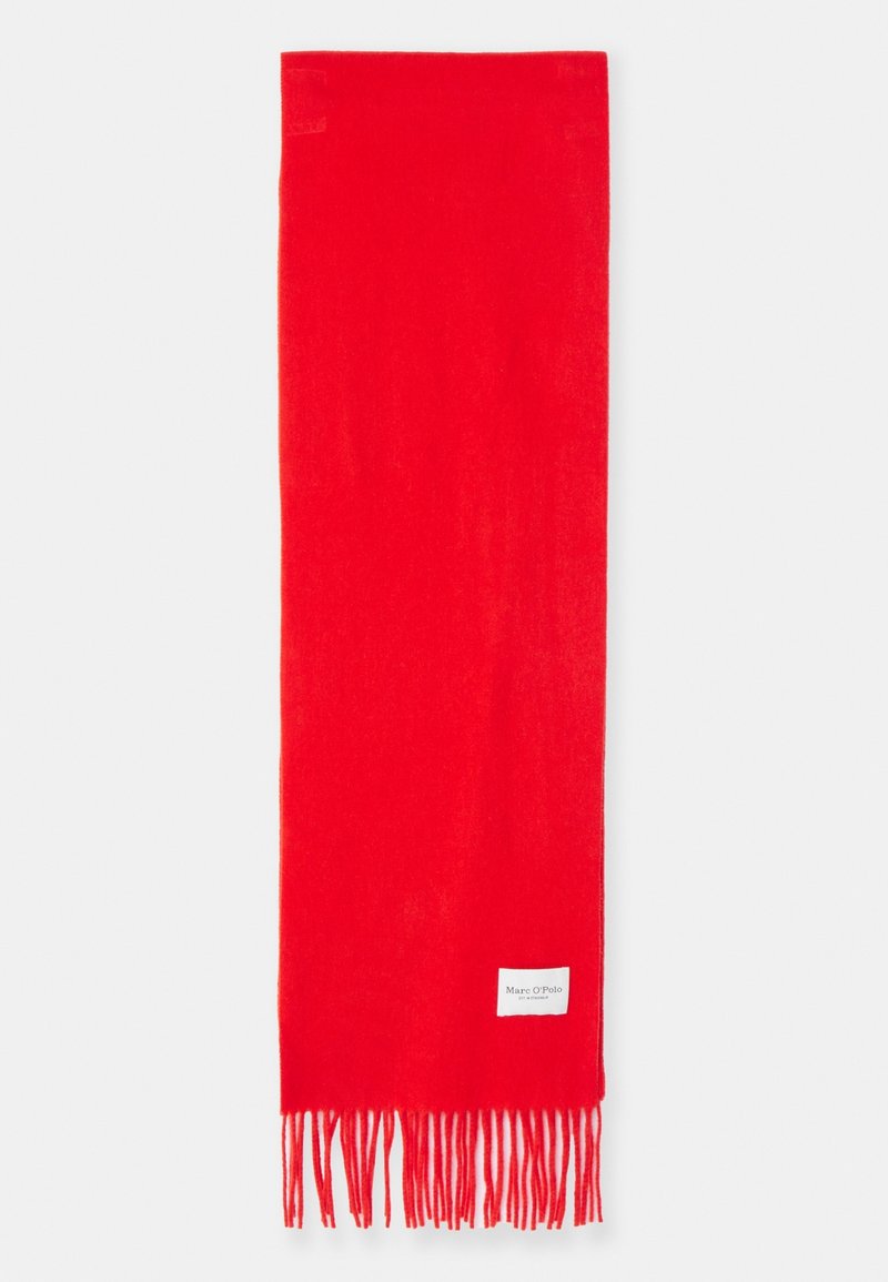 Écharpe rectangulaire rouge vif avec des extrémités à franges et une petite étiquette blanche cousue près du bord inférieur.