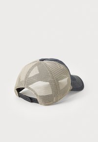 Gorra de béisbol con un frente azul marino y una parte trasera de malla beige, con visera curvada y cierre ajustable a presión. Detalles de costura sutil.