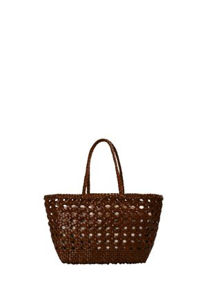 Bolso tote marrón de cesta tejida con dos asas y un patrón de celosía abierto sobre un fondo blanco.