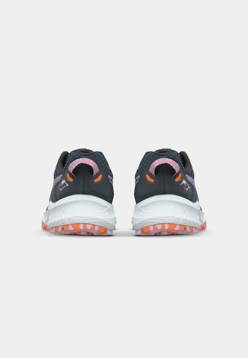 Zapatillas de correr de color azul oscuro con parte superior de malla texturizada, una entresuela blanca y un patrón de suela en naranja y rosa que contrasta.