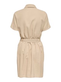 Beež lühikeste varrukatega kleit krae ja sobiva vöögiga, nähtud tagantpoolt.