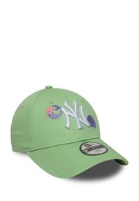 Casquette de baseball en coton vert avec un logo NY brodé et des éléments décoratifs, y compris une sirène et une coquille, visière courbée et sangle réglable.