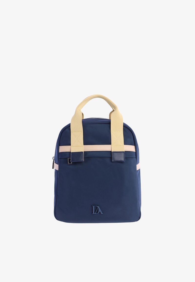 Mochila rectangular azul marino con asas beige, una franja horizontal rosa claro, cierre de cremallera y un pequeño logotipo en relieve "DA" en la parte frontal.