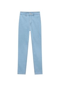 Pantalones de mezclilla azul claro de corte ajustado, con cintura estándar, cierre frontal de botón y diseño de cinco bolsillos. Textura suave en toda su superficie.