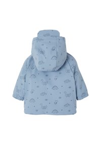 Himmelblaues Regenjacke für Kleinkinder mit Kapuze, bedeckt mit kleinen dunkelblauen Cartoon-Dinosaurier- und Pflanzenmustern.