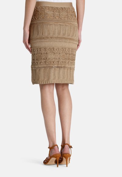 Beige gebreide kokerrok met textuurpatronen en een aansluitende silhouet, gecombineerd met tan enkelbandjeshakken.