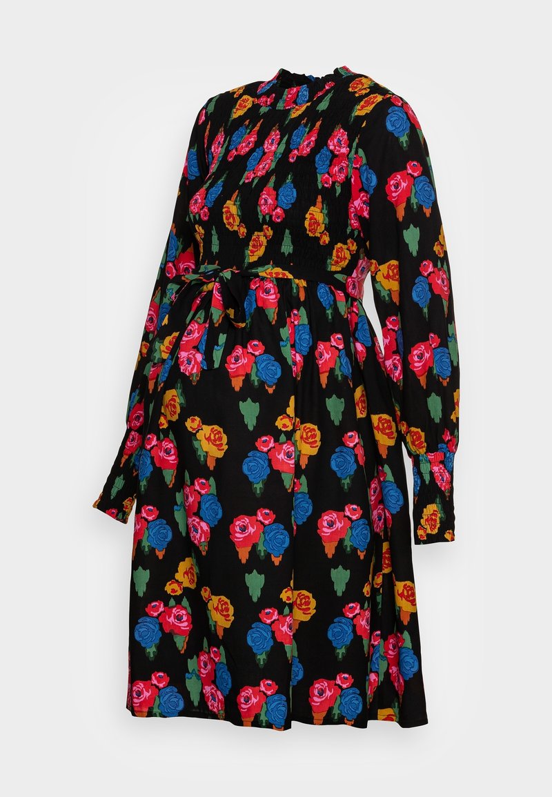 Robe noire avec un motif floral en rouge, bleu, vert et jaune. Elle comprend des manches longues, un corsage smocké et un lien à la taille.