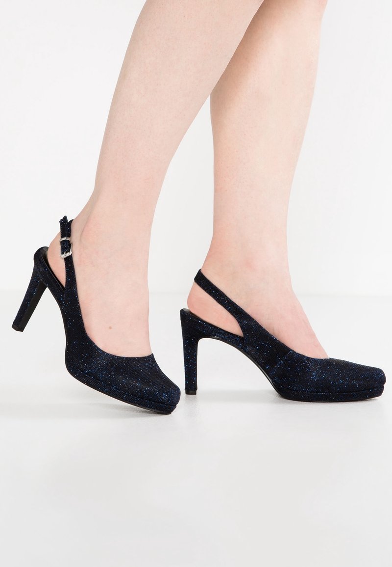 Zapatos de tacón alto tipo slingback en tela negra con glitter, con punta afilada, tacón de aguja de 10 cm y correa ajustable en el tobillo.