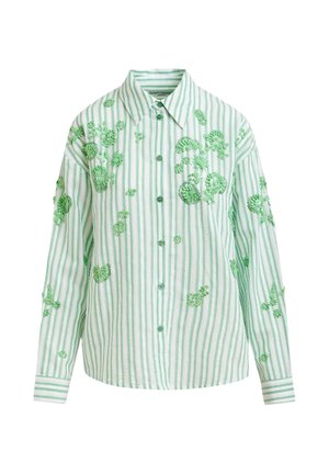 Camicia bianca con bottoni con righe verdi verticali e ricamo floreale verde strutturato sparso su davanti e maniche.