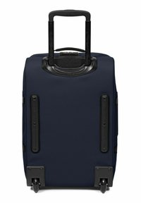 Námořnická modrá cestovní taška na kolečkách s vysunovací černou rukojetí, texturovaným povrchem, plastovými akcenty a čtyřmi kolečky pro snadnou pohyblivost.