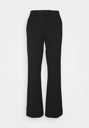 Czarne spodnie damskie z pętelkami na pasek, prostym krojem i delikatnym rozszerzeniem na dole, prezentowane na białym tle.