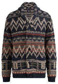 Cárdigan de punto con botones y cuello chal, que presenta patrones de zigzag y rayas en tonos marino, beige, rojo y verde.