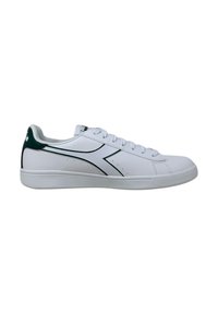 Scarpe sportive bianche con accenti verdi, dotate di una parte superiore in sintetico liscio, dettagli perforati e una suola in gomma testurizzata.