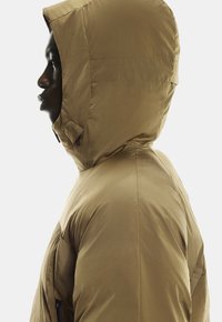 Khaki Puffermantel mit Kapuze, mit einer glatten Textur und seitlicher Reißverschlusstasche. Das Design ist schlank und funktional.