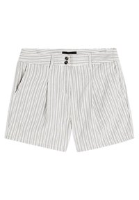 Shorts blancs avec de fines rayures verticales noires et grises, plis à l'avant, poches latérales et fermeture à double bouton à la taille.
