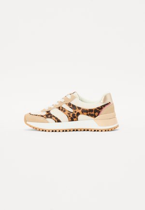 Leopardenprint-Sneaker mit einem beige Mesh-Obermaterial, Suede-Akzenten und einer weißen Gummisohle. Verfügt über kontrastierende Streifen und eine strukturierte Gummierung.