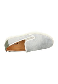 Graue Wildleder Slipper mit weißer Gummisohle, elastischen Seitenteilen und grünem Akzent an der Ferse, mit einem minimalistischen Design.