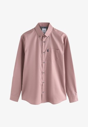 Langærmet støvet lyserød skjorte med knapper, knaplukket krave, brystlomme foran og sorte knapper ned langs midten.