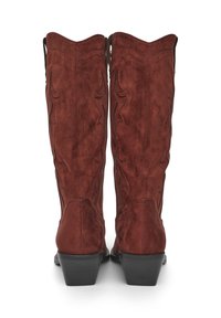 Stivali cowboy in suede marrone con punte affusolate, cuciture decorative e tacco nero a stack. Texture liscia, progettati per supportare la caviglia.