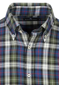 Blauw, groen, wit en rood geruite overhemden met een kraag met knopen en witte knopen, netjes gevouwen.