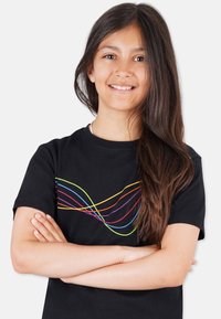 Svart bomull t-shirt med en färgglad vågig linje-design i rosa, orange, blått och lila över framsidan. Kort ärm, rund halsringning.