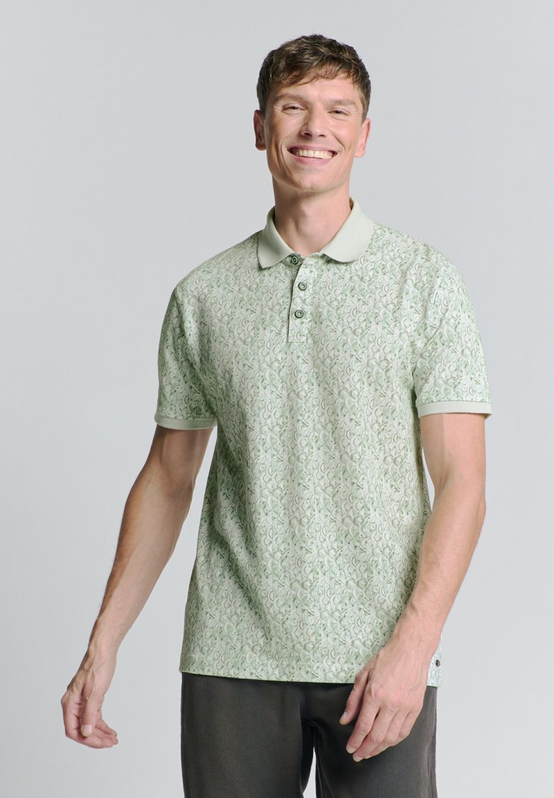 Korte mouwen polo shirt in lichtgroen met een paisleypatroon, drie knopen bij de hals en contrasterende kraag en mouwmanchetten.