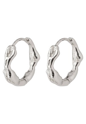 Paire de boucles d’oreilles créoles en argent texturé aux formes irrégulières et organiques avec une finition lisse et polie.