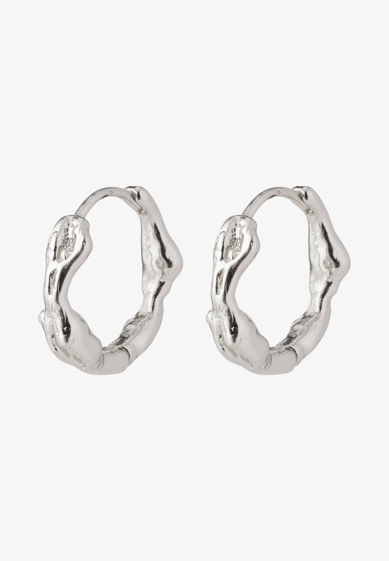 Paire de boucles d’oreilles créoles en argent texturé aux formes irrégulières et organiques avec une finition lisse et polie.