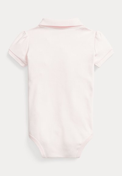 Šviesiai rožinis medvilninis polo bodysuitas su trumpomis pūstomis rankovėmis, klasikiniu apykaklės kirpimu ir snapų uždarymu apačioje. Lygi tekstūra, paprastas dizainas.