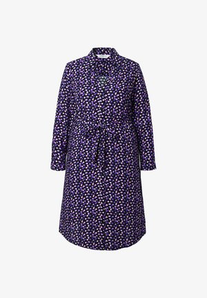 Vestido púrpura hecho de una tela con un pequeño patrón multicolor. Presenta un cuello, mangas largas y un cinturón de lazo en la cintura.