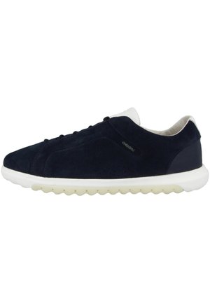 Zapatillas de gamuza azul marino con acentos blancos, punta redondeada y detalles perforados. Suela ligera con agarre texturizado para mayor tracción.