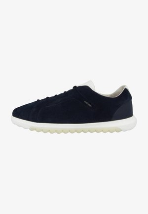 Marineblauwe nubuck sneakers met witte accenten, ronde neus en geperforeerde details. Lichtgewicht zool met een gestructureerde grip voor tractie.