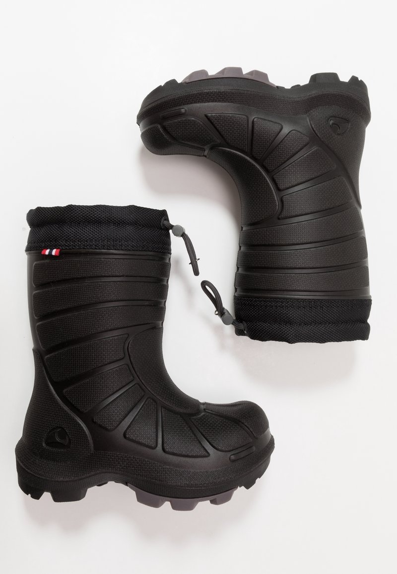 Bottes d'hiver noires isolantes avec semelles texturées et poignets à cordon ajustable, présentées côte à côte sur un fond blanc.