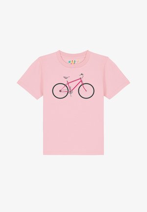 Lichtroze t-shirt met een afbeelding van een roze fiets met zwarte wielen, gedetailleerde handvatten en een witte zitting.