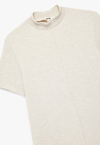 Korte mouwen light beige T-shirt, geribbelde structuur, ronde hals, met een centrale naad. Gemaakt van een zachte, ademende katoenmix.