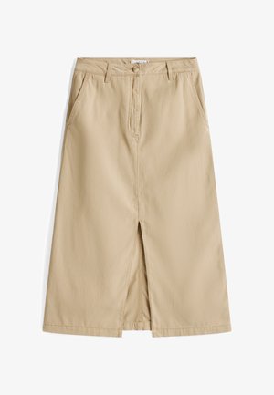 Beige Baumwollmischung Rock mit einem Schlitz vorne, Knopfverschluss und zwei seitlichen Taschen. Glatte Textur und gerader Schnitt.